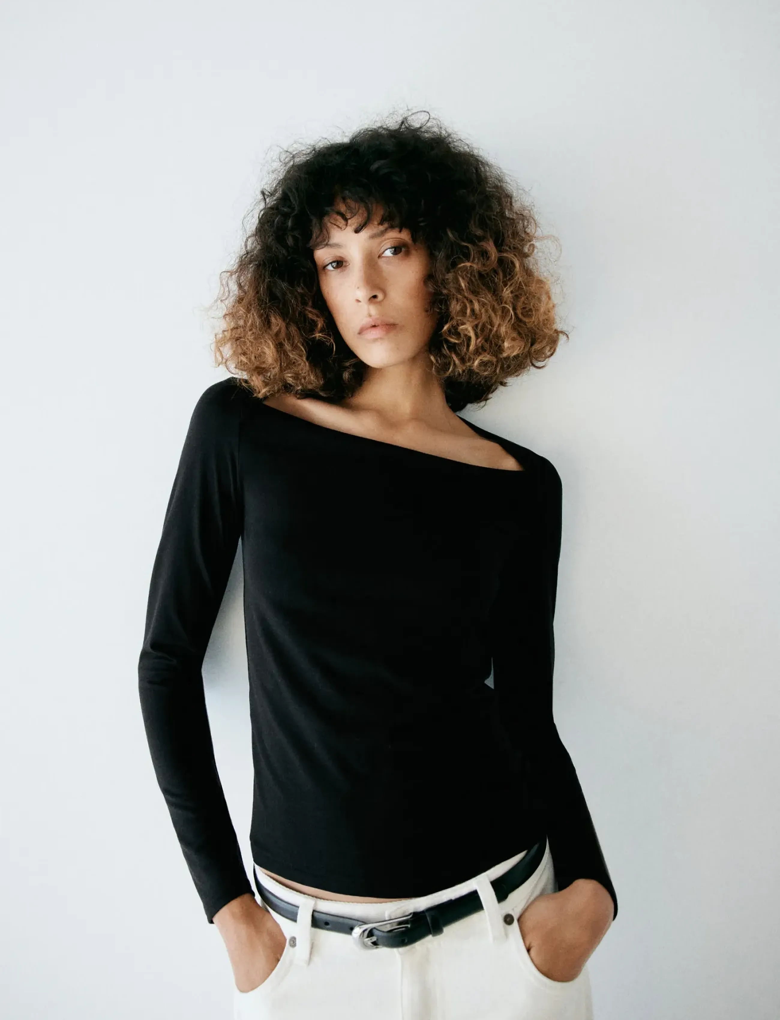 Mango - Boat-neck fitted t-shirt - striktrøjer - black - 0