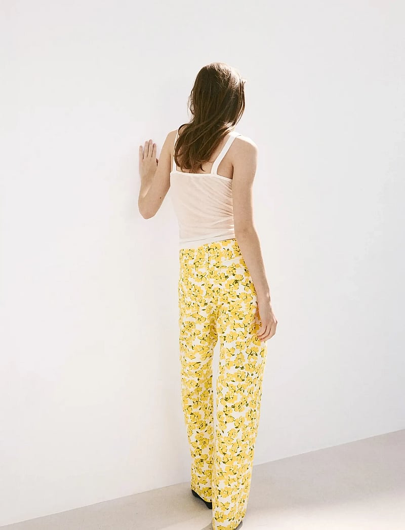 Mango - Straight-leg jeans with floral pattern - straight jeans - yellow - 2