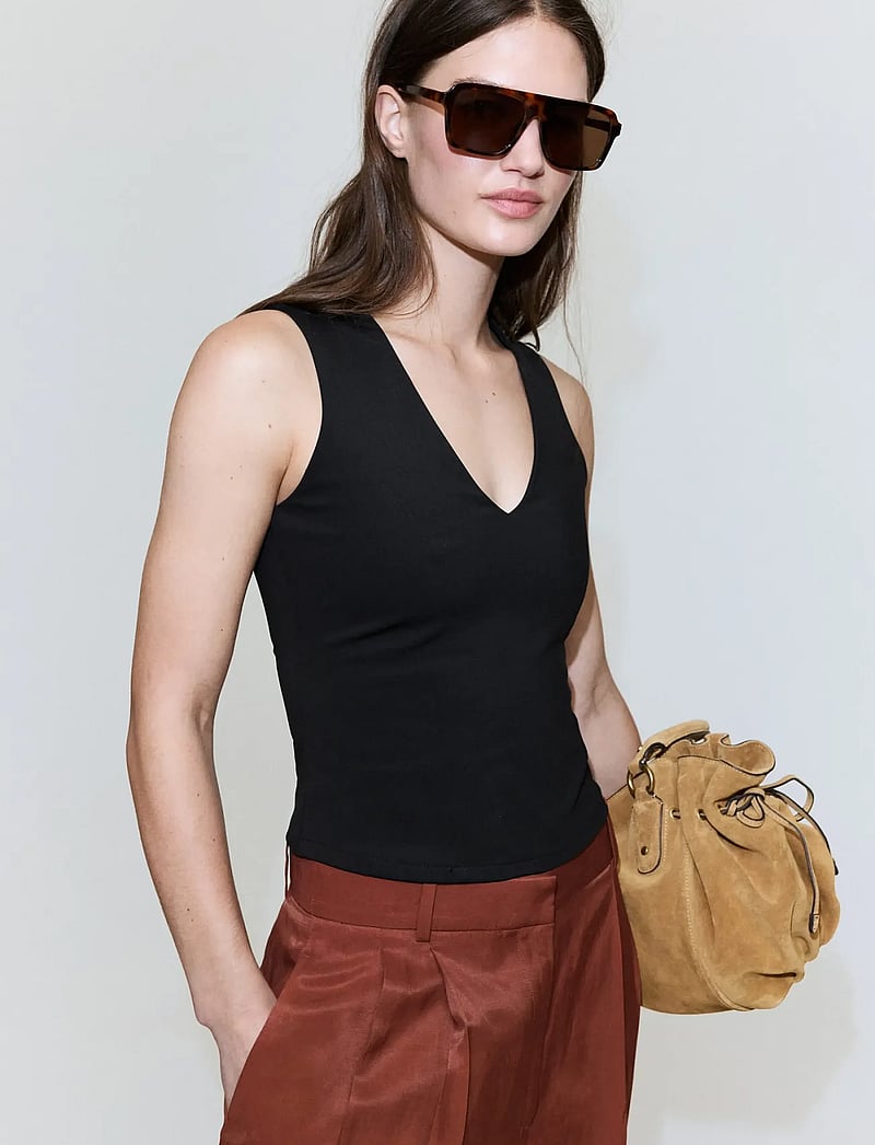 Mango - Fitted V-neck top - tanktops - black - 0