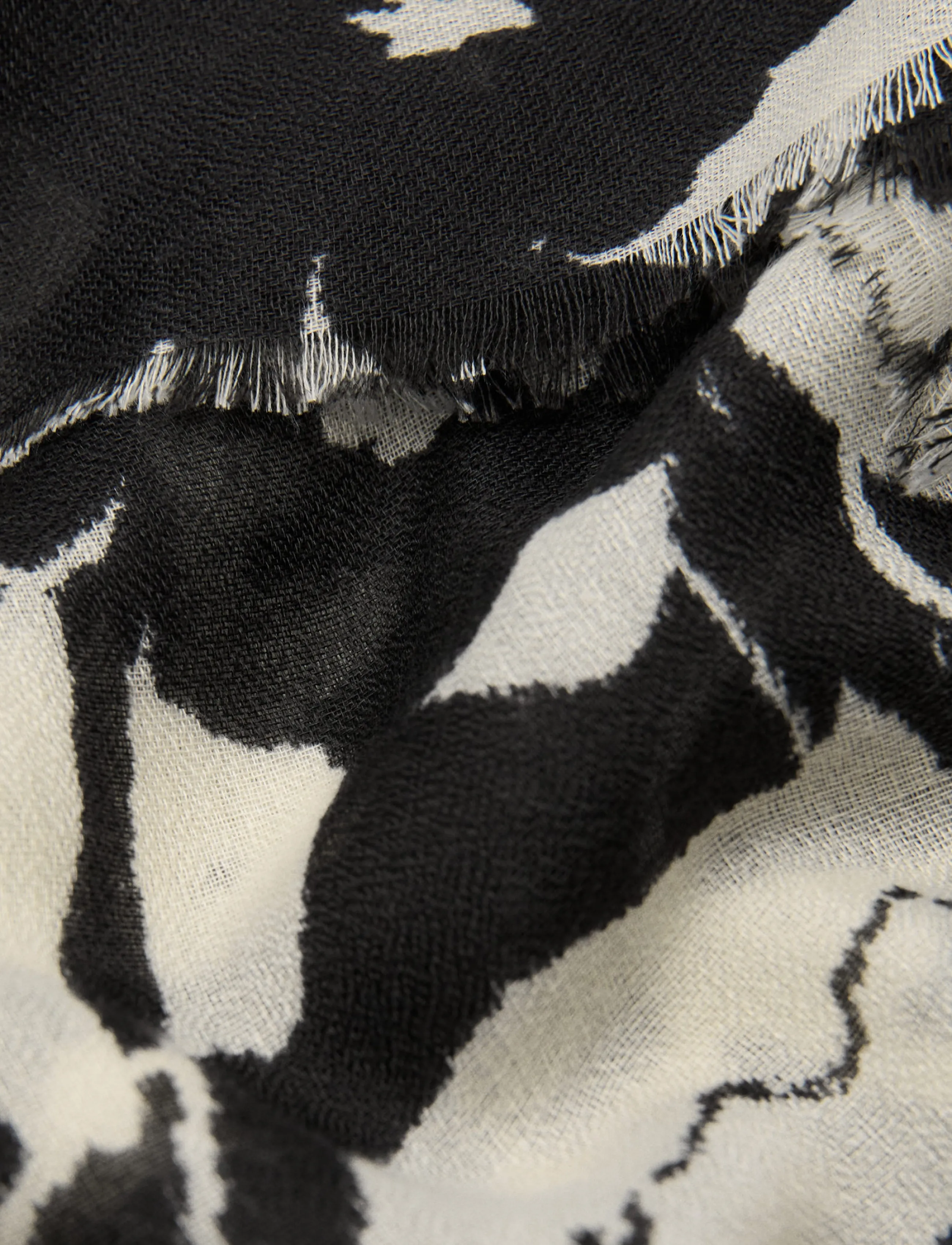 Mango - Printed scarf with frayed finishes - tynde tørklæder - black - 1