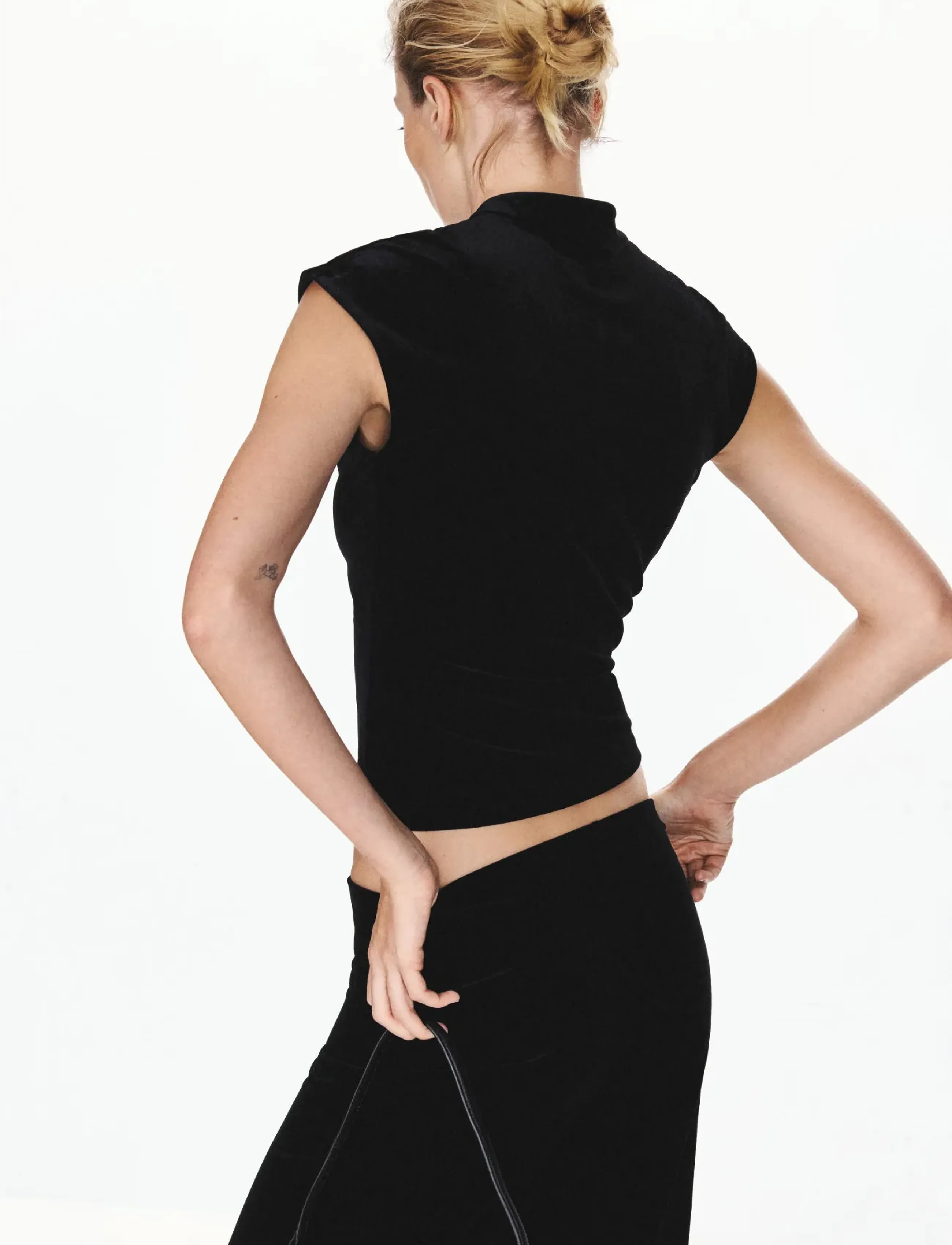Mango - Velvet top with buttons - kortärmade blusar - black - 2