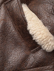 Mango - Vintage-effect shearling jacket - vårjackor - brown - 3