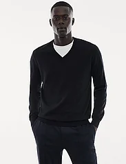 Mango - 100% merino wool V-neck sweater - strik med v-hals - black - 2