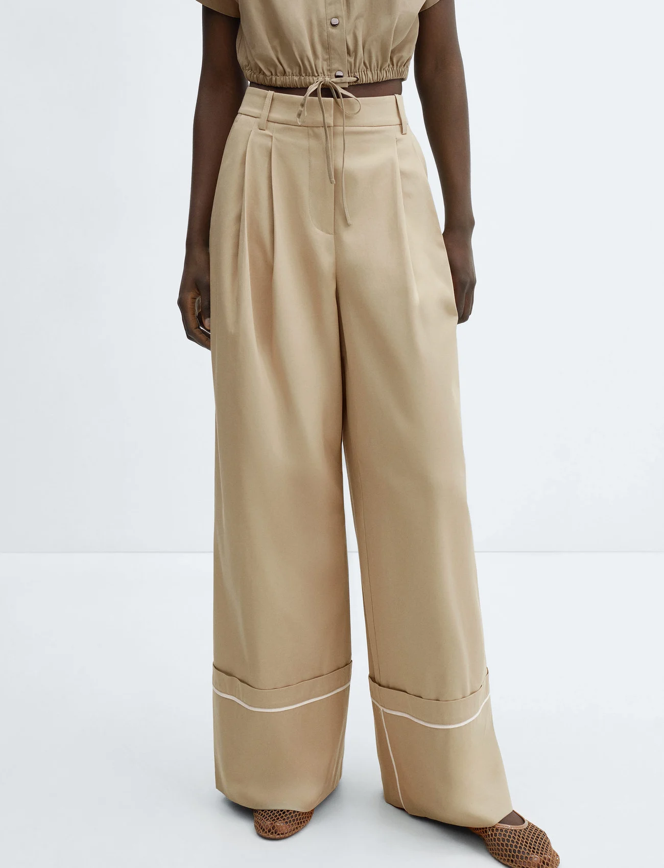 Mango - Cotton pleated trousers - leveälahkeiset housut - medium brown - 0