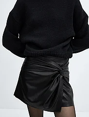 Mango - Leather-effect culottes - nahkashortsit - black - 2