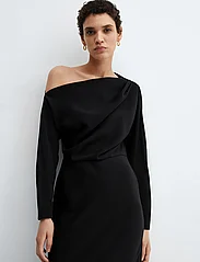 Mango - Asymmetrical dress with slit - selskapskjoler - black - 0