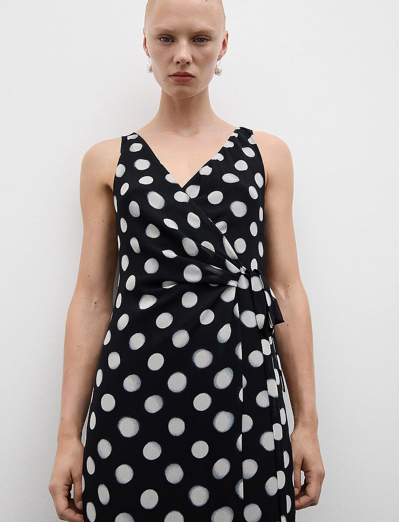 Mango - Cross dress with polka-dots - sommarklänningar - black - 0