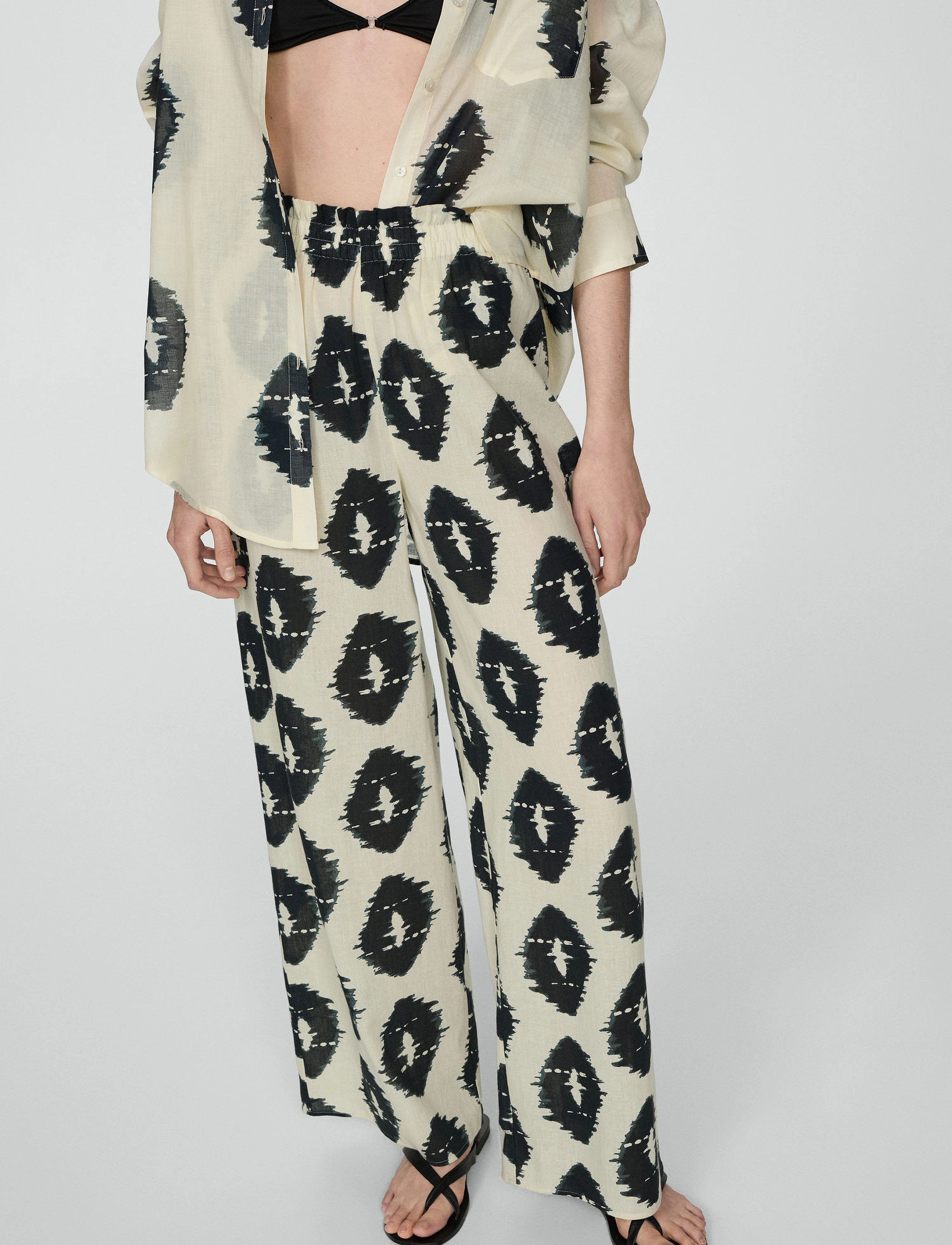 Mango Wideleg printed trousers - Püksid - LIGHT BEIGE / green