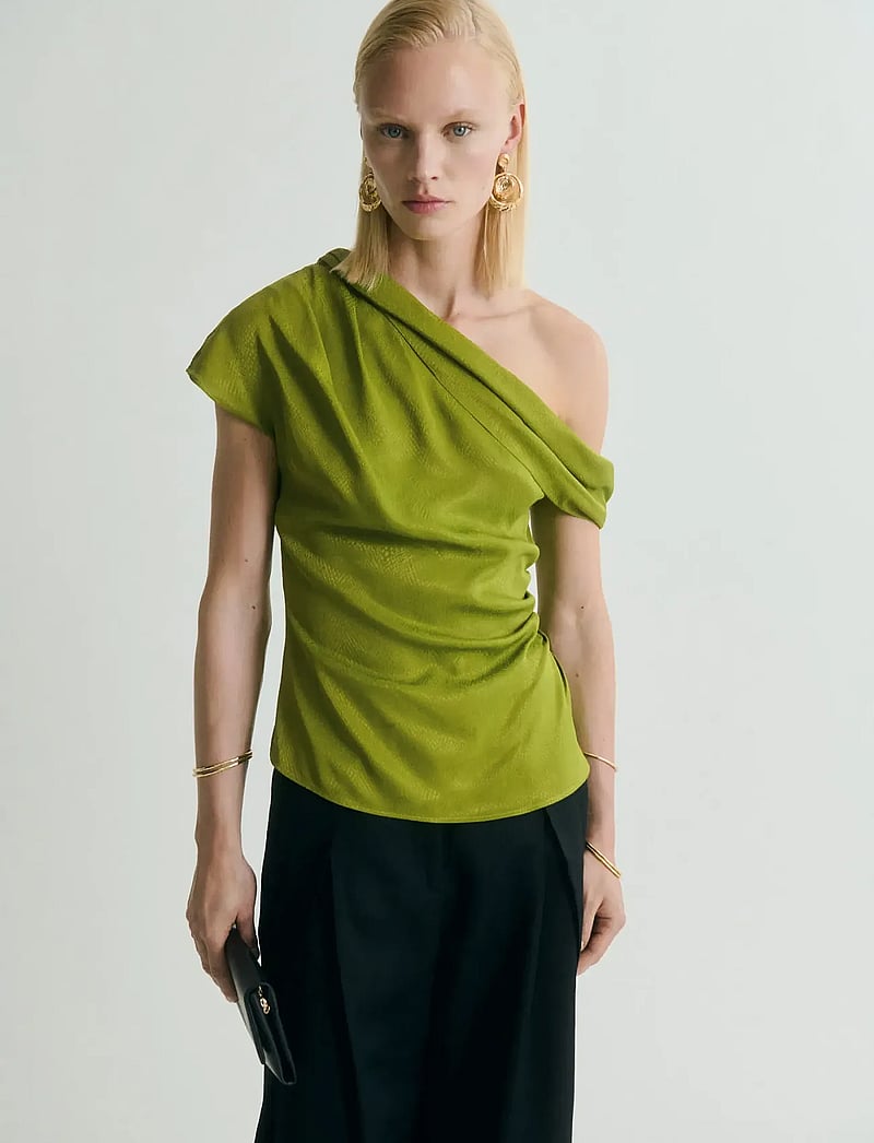 Mango - Satin blouse with asymmetrical neck - kurzämlige blusen - green - 0