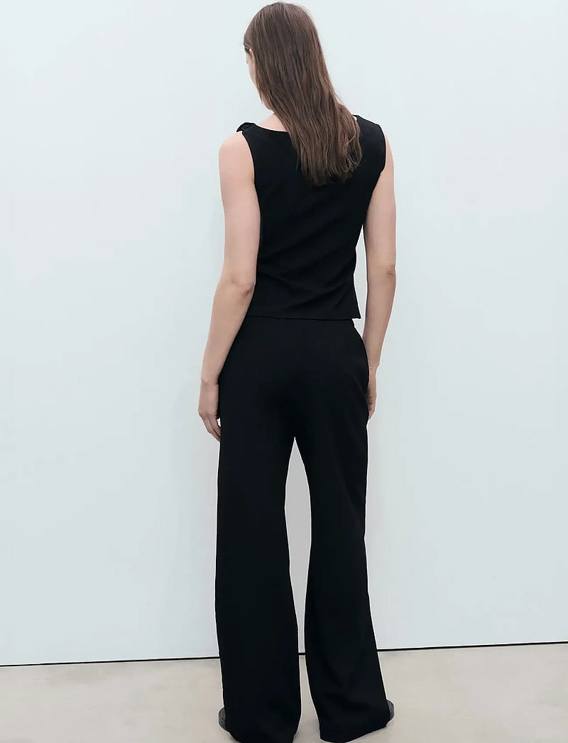 Mango - Asymmetrical draped top with straps - Ärmellose tops - black - 3