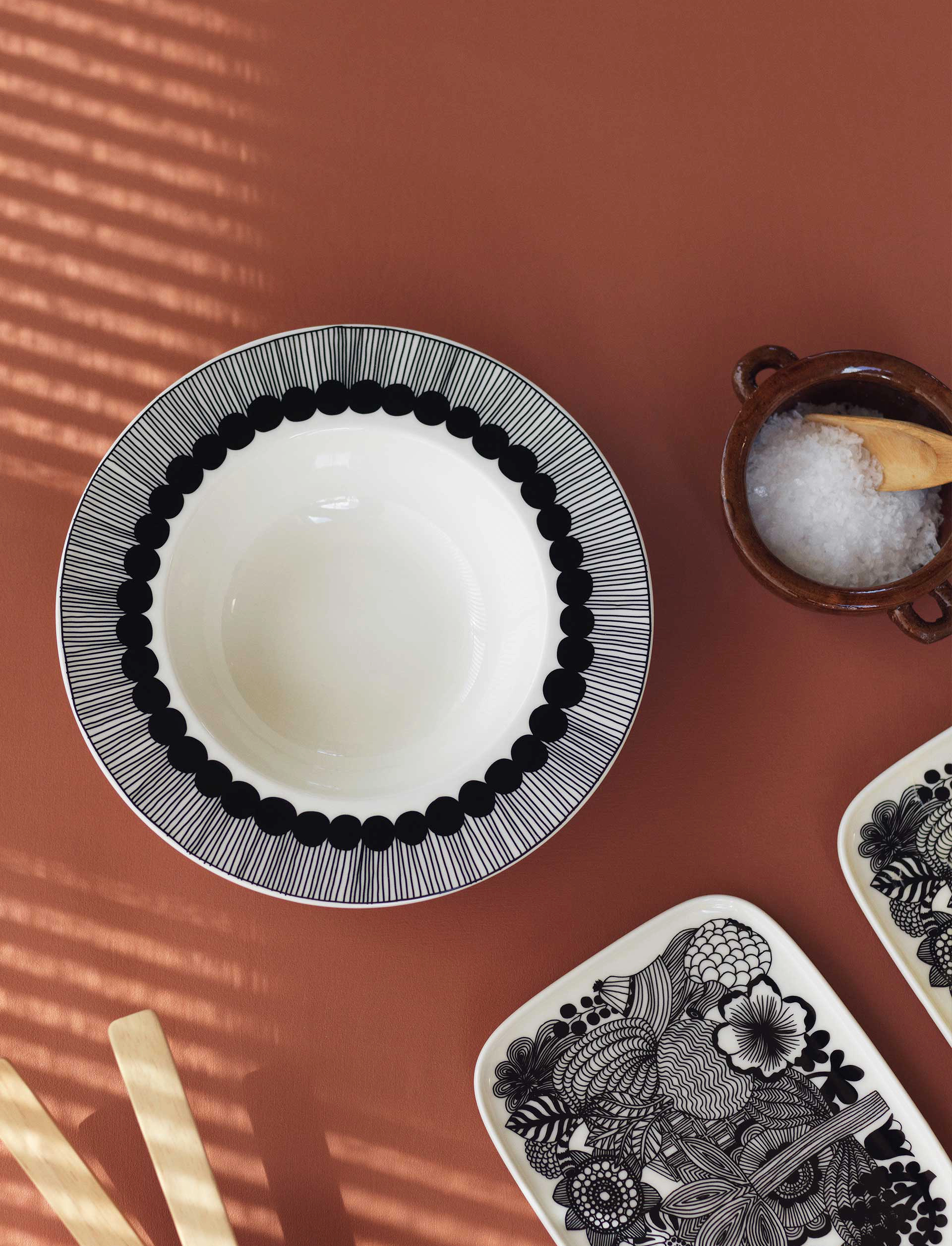 Marimekko Home - SIIRTOLAP. DEEP PLATE 2,5 DL - pastatallerkner - white, black - 3
