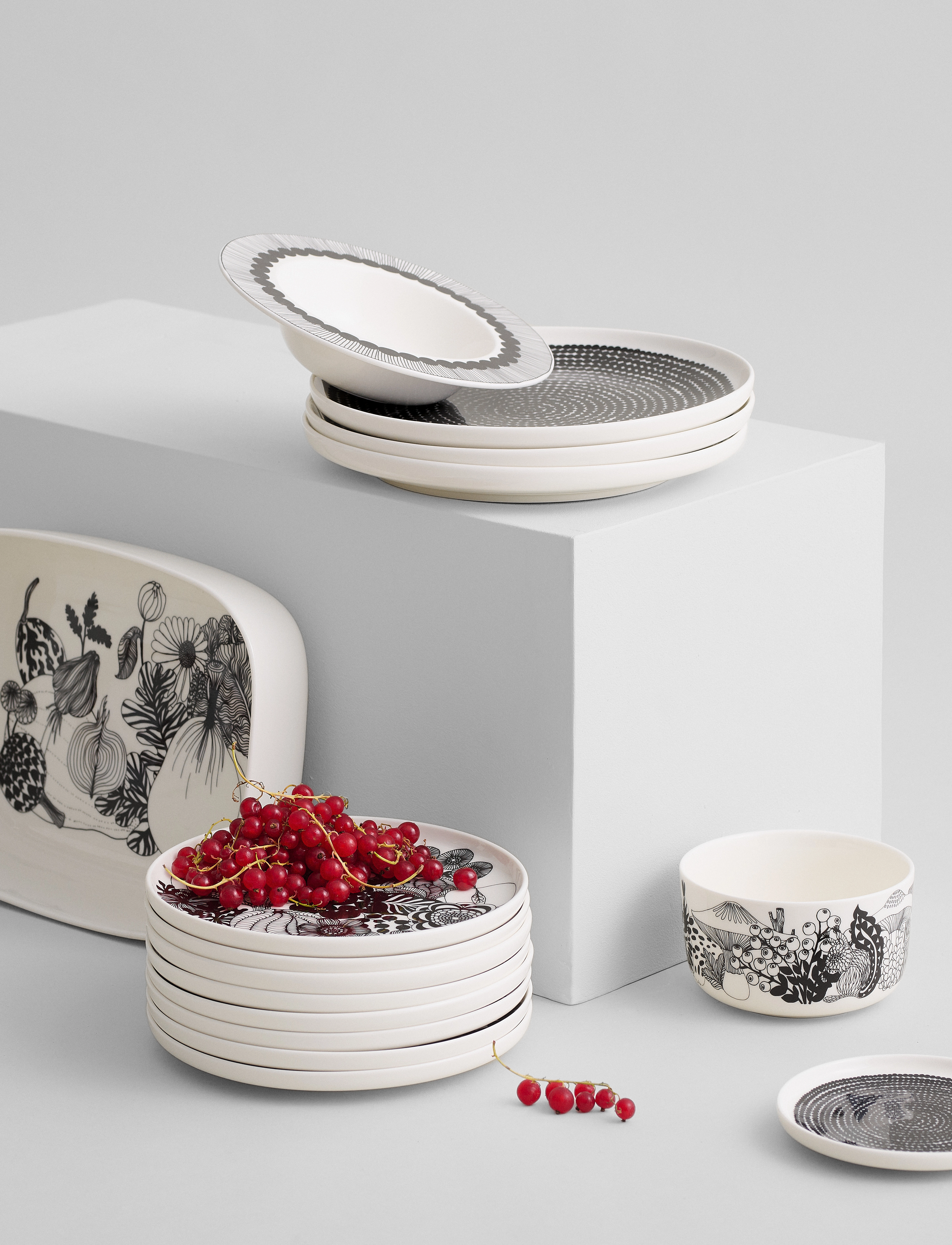 Marimekko Home Siirtolapuutarha Serving Dish, Ø 28 cm, Bowls & Dishes, Weiß - Bowls, Homeware