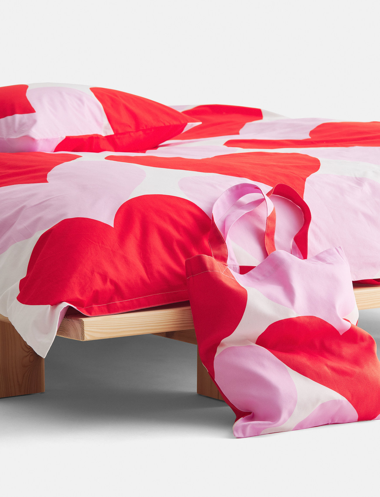 Marimekko Home - Sydämet 50x60 cm - white, red, pink - 1