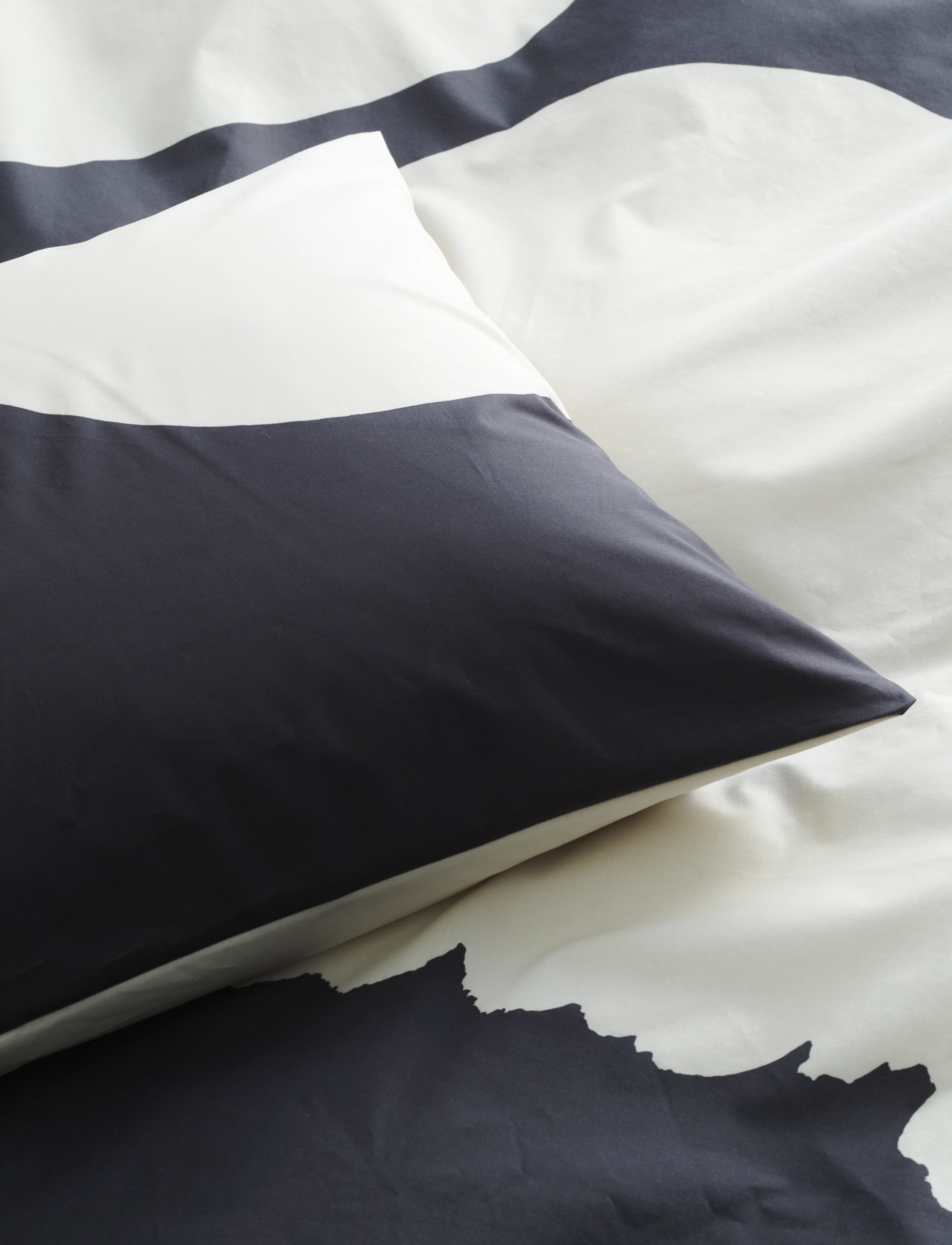 Marimekko Home - ISO UNIKKO PC 50X60 CM - pillow cases - off white, charcoal - 0
