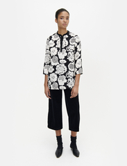 Marimekko - JANNIKA PIENI PIONI - langærmede skjorter - black, off-white - 2