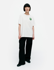 Marimekko - EMBLA UNIKKO PLACEMENT - marškinėliai - off-white, green - 2
