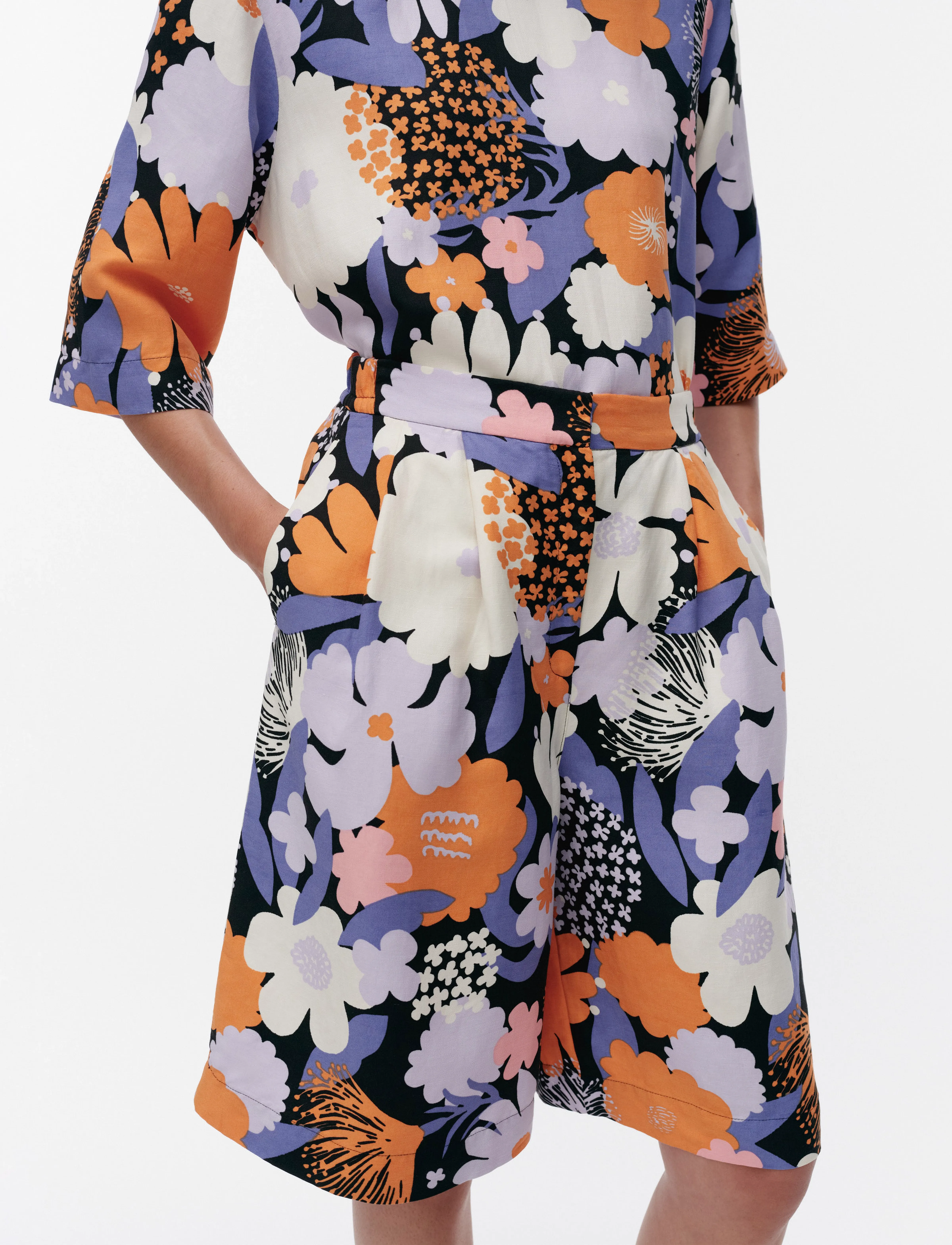 Marimekko - KASVISTO SUVIKIMPPU - bermudashorts - lilac, orange, black, off whi. - 4