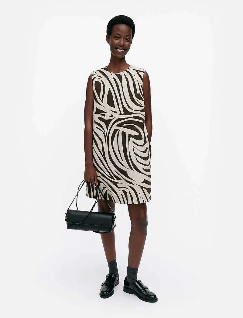 Marimekko - HAHMO JOKURAITA - midi kjoler - light beige, dark brown - 0