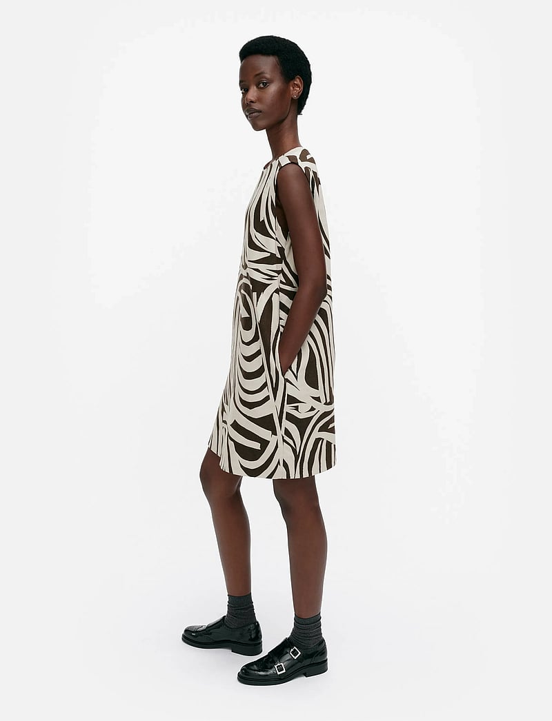 Marimekko - HAHMO JOKURAITA - midi kjoler - light beige, dark brown - 4