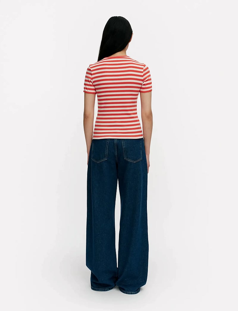 Marimekko - KUKKEA TASARAITA UNIKKO - t-shirts - red, off white - 3
