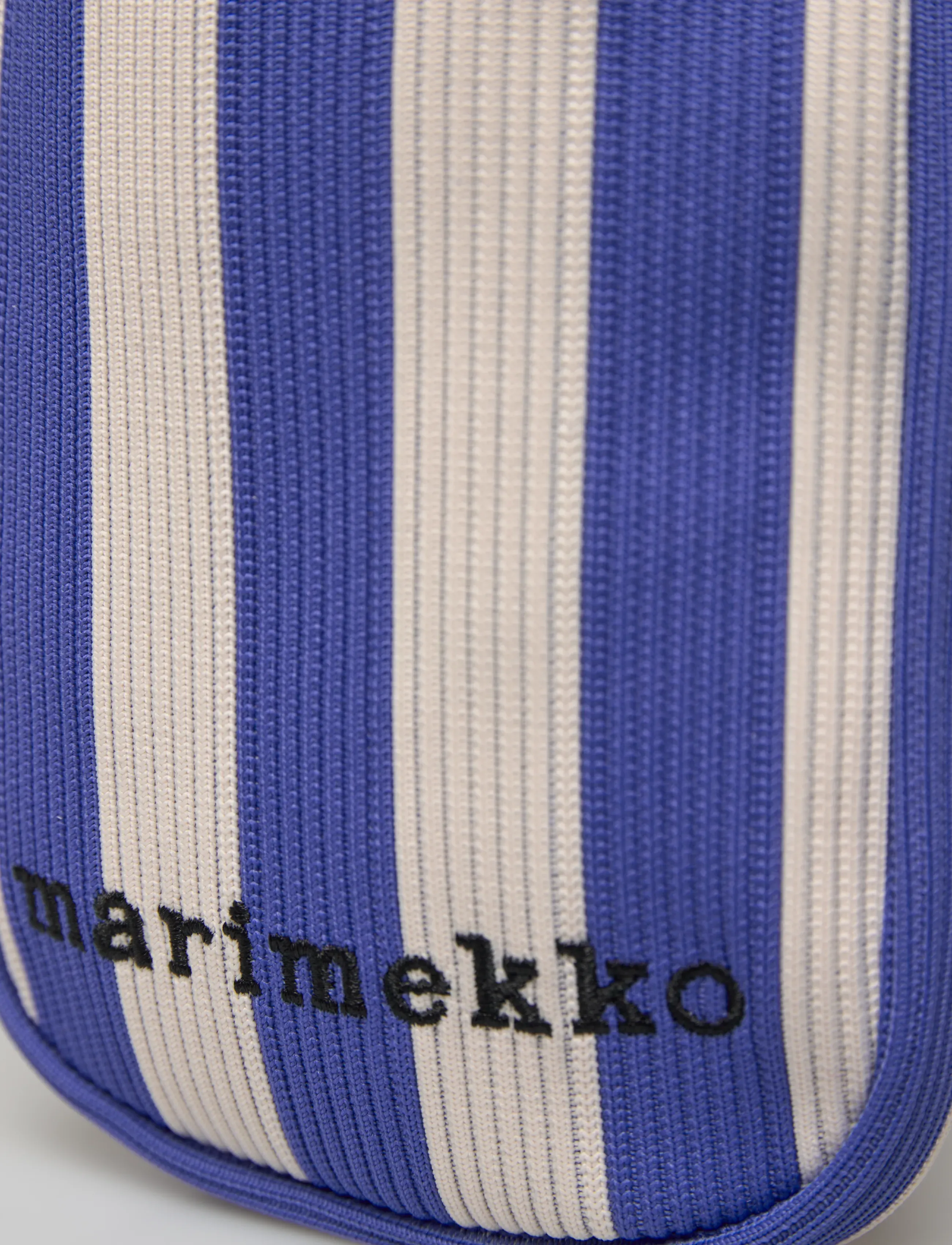 Marimekko - KNITTED PHONE POCKET MERIROSVO - mode trends - blue, off white - 4