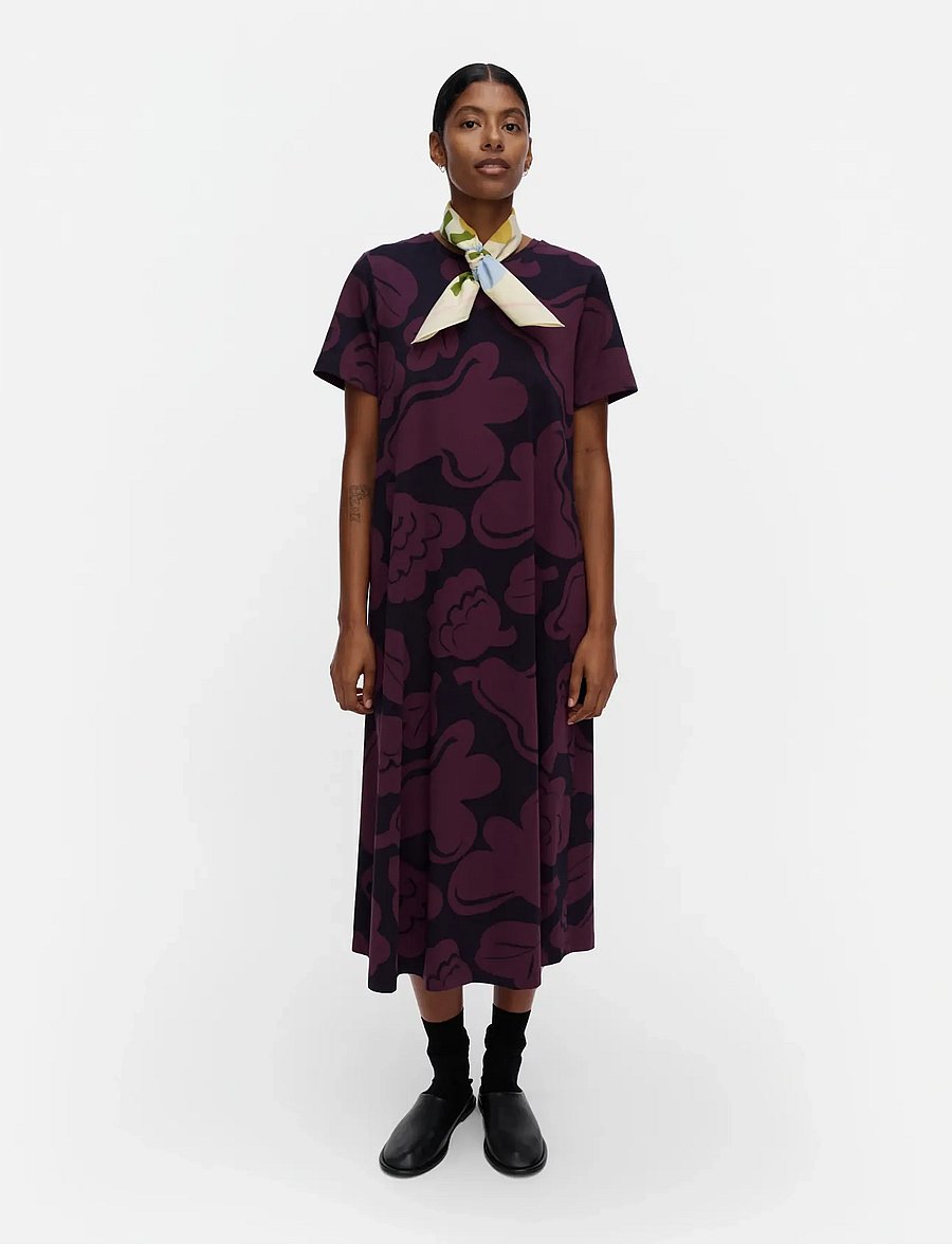 Marimekko - PISTEINEN KUKASTA KUKKAAN - t-shirtklänningar - dark purple, dark navy - 0