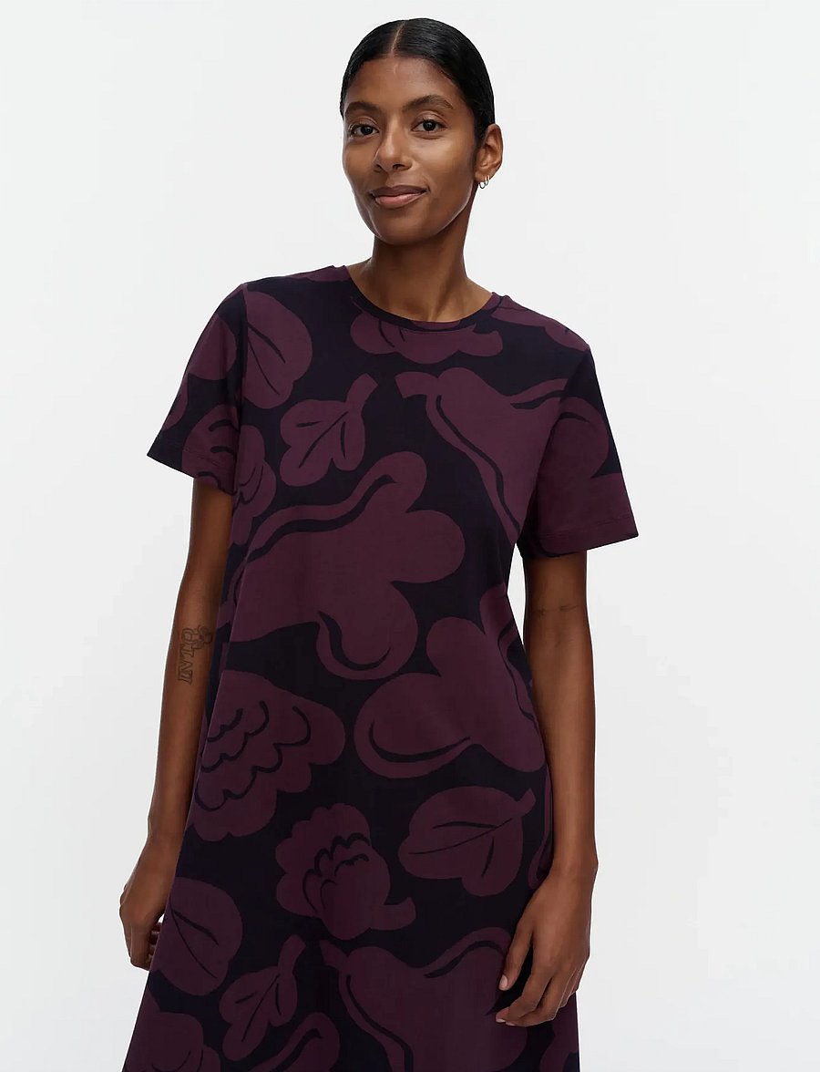 Marimekko - PISTEINEN KUKASTA KUKKAAN - t-shirtklänningar - dark purple, dark navy - 3