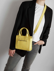 Markberg - MaikaMBG Mini Bag, Grain - festkläder till outletpriser - electric yellow - 8