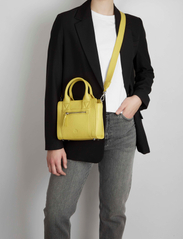 Markberg - MaikaMBG Mini Bag, Grain - festkläder till outletpriser - electric yellow - 9
