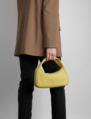 Markberg - MoiraMBG Bag, Grain - festkläder till outletpriser - electric yellow - 7