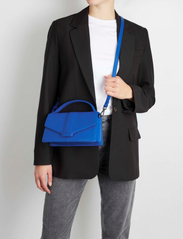 Markberg - ZoeMBG Crossbody, Grain - ballīšu apģērbs par outlet cenām - electric blue - 7