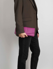Markberg - BexMBG Clutch, Grain - festkläder till outletpriser - fuchsia pink - 3