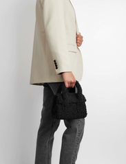 Markberg - RobynMBG Mini Bag, Recycled - festkläder till outletpriser - black w/black - 3