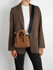 Markberg - RobynMBG Mini Bag, Recycled - ballīšu apģērbs par outlet cenām - hazel w/black - 7