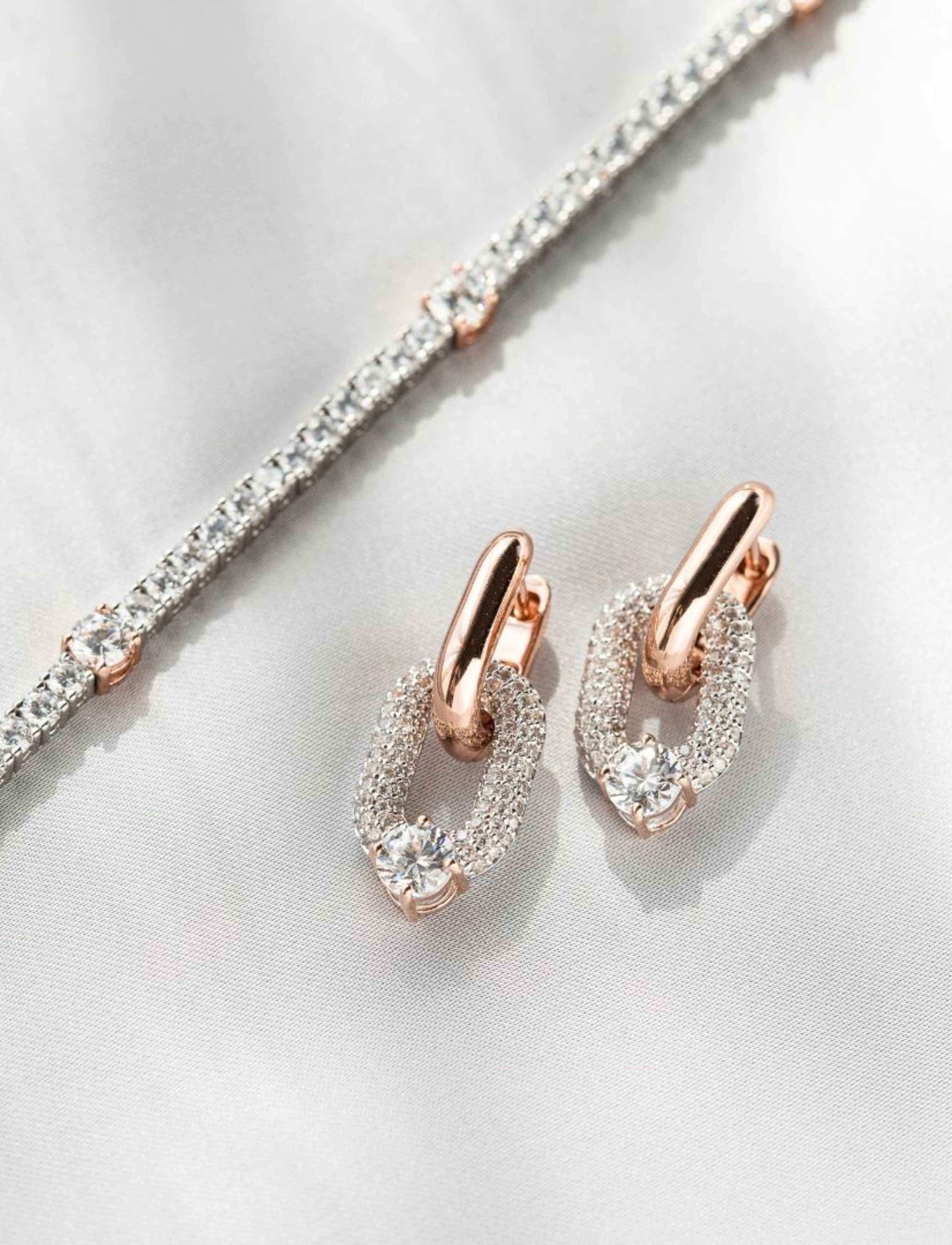 Marmara Sterling - Goldplated Link earrings - oorhangers - white - 2