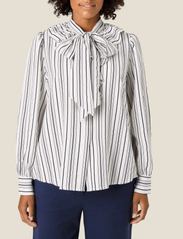 Masai - Imanan - long-sleeved blouses - navy blazer - 2