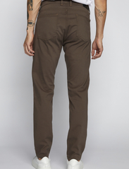 Matinique - MApete - džinsa bikses ar tievām starām - brown soil - 4