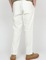 Matinique - MAbarton Pant - linen trousers - broken white - 4