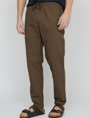 Matinique - MAbarton Pant - linen trousers - brown soil - 2