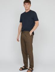 Matinique - MAbarton Pant - linen trousers - brown soil - 3