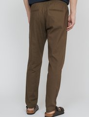 Matinique - MAbarton Pant - linen trousers - brown soil - 4