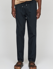 Matinique - MAbarton Pant - hørbukser - dark navy - 2