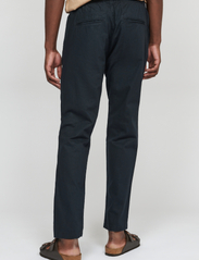 Matinique - MAbarton Pant - linen trousers - dark navy - 4