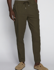 Matinique - MAbarton Pant - hørbukser - olive night - 2