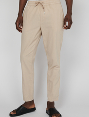 Matinique - MAbarton Pant - linen trousers - simply taupe - 2