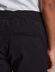 Matinique - MAbarton Short - leinen-shorts - black - 6