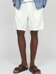 Matinique - MAbarton Short - linased lühikesed püksid - broken white - 2
