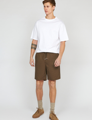 Matinique - MAbarton Short - linen shorts - brown soil - 3