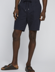 Matinique - MAbarton Short - linen shorts - dark navy - 2