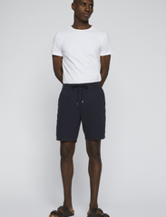 Matinique - MAbarton Short - linen shorts - dark navy - 3